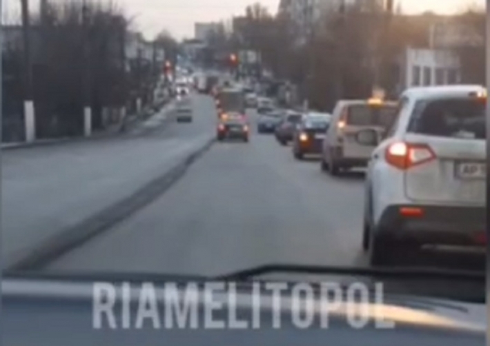 В Мелитополе километровые пробки – водители предлагают сделать круговое движение (видео)
