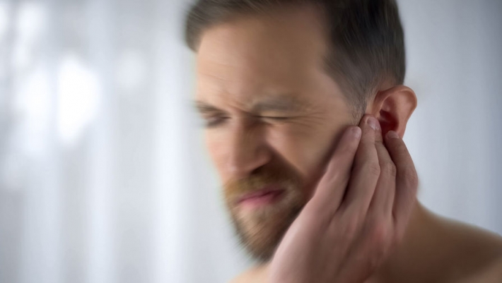 Как избавиться от шума в ушах: врач рассказал, что делать