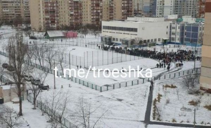 В Киеве "заминировали" школы - детей эвакуируют: фото