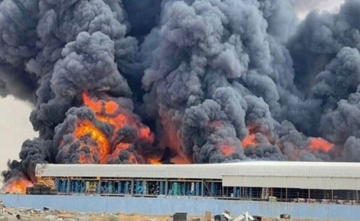Столицу ОАЭ атаковали военные дроны - загорелись аэропорт и нефтебаза: видео