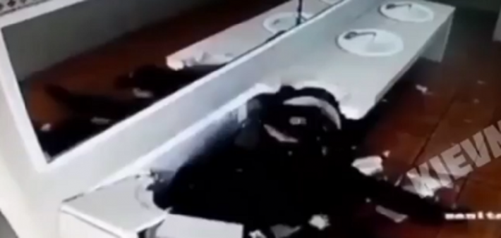 В Киеве парочка копов уединилась в туалете и сломала раковины: видео