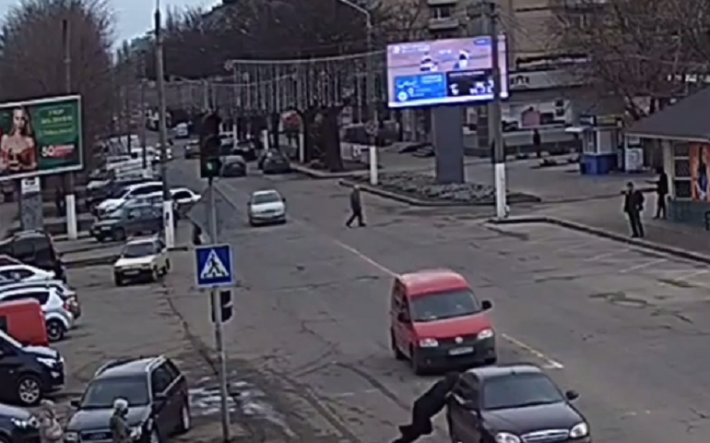 Курьезы. В Мелитополе пешеход сбил автомобиль и попал в больницу (видео)