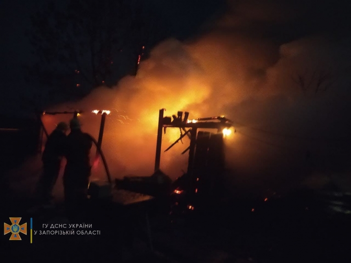 В Бердянском районе тушили пожар на территории частного дома (фото)