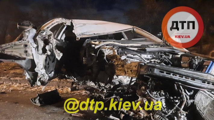 Под Киевом авто разворотило от мощного удара: фото и видео жуткого ДТП