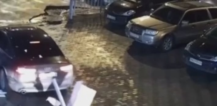 В Киеве из-за шквального ветра фасад дома упал на авто: видео