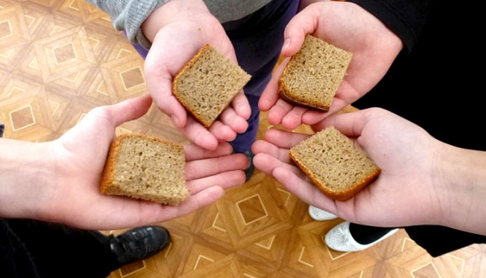 Хлеб два раза в неделю – новые правила питания возмутили родителей в Мелитополе (видео)