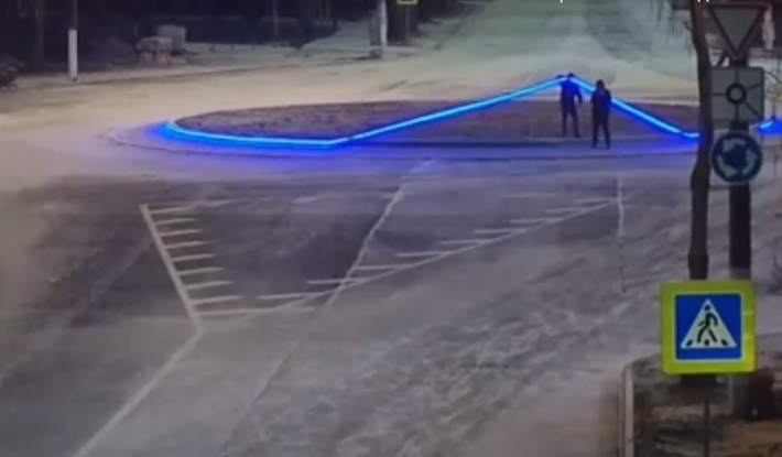 В Мелитополе вандалы крушили новую подсветку на перекрестке с круговым движением (видео)