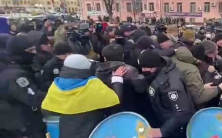 В Киеве под Печерским судом произошли стычки (видео)