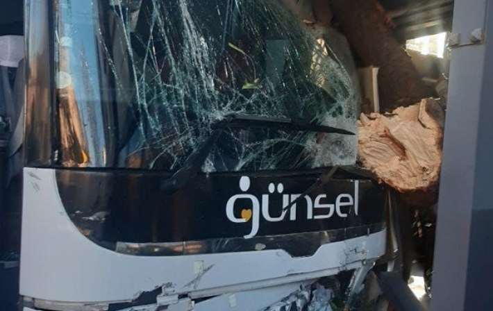 В Одессе автобус столкнулся с четырьмя авто и врезался в магазин (видео)