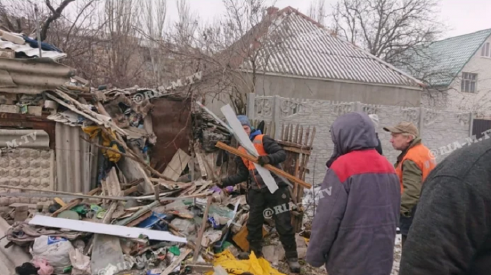 Может быть мертвой - в Мелитополе продолжаются поиски женщины с кровотечением в заваленном мусором доме (видео)