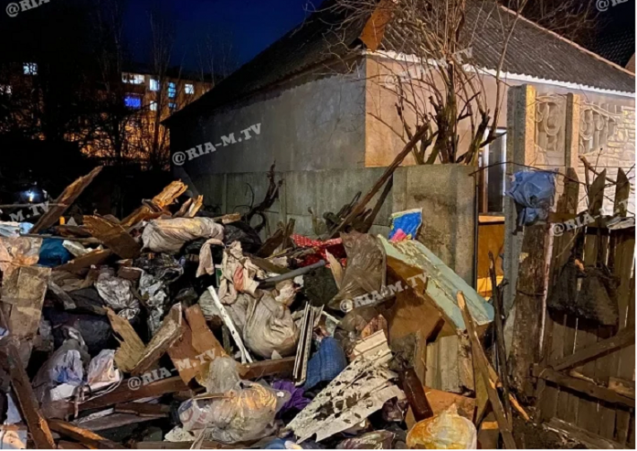 В Мелитополе под завалами мусора нашли мертвую женщину (фото, видео)
