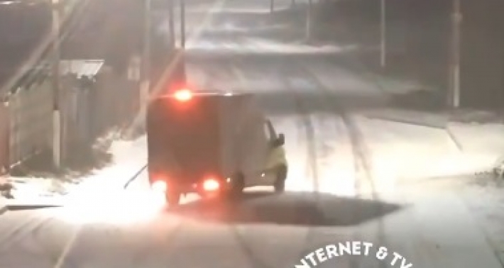 Могло быть много жертв: под Киевом грузовик занесло на скользкой дороге, видео