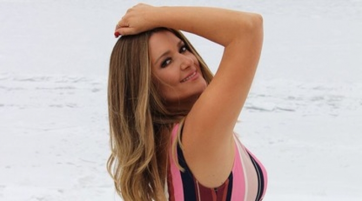 Пока все на курортах: Наталья Могилевская устроила фотосессию в купальнике на снегу