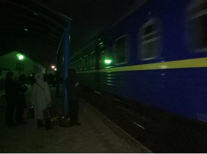 В Укрзализнице ответили на претензии пассажиров, которые пожаловались на экстрим-посадку на поезд
