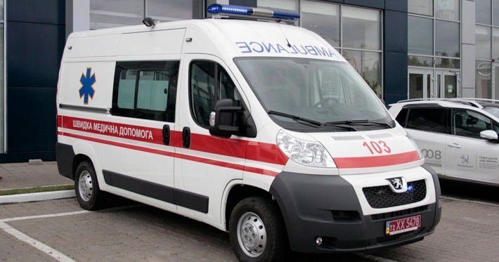 В Харькове пьяный пациент набросился на врача и водителя 