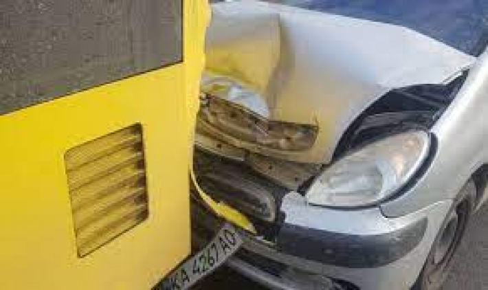 В Киеве пьяный водитель влетел в троллейбус во время высадки пассажиров: фото с места