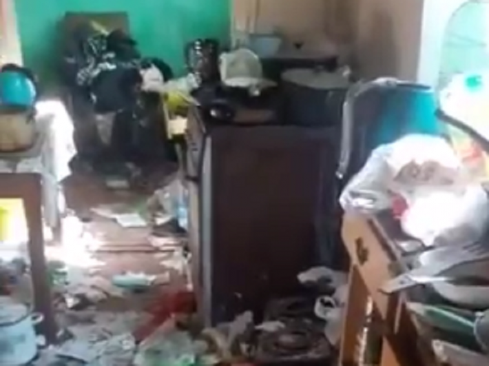 В Мелитополе сотрудник фирмы интернет-провайдера попал в квартиру, где ребенок жил в куче мусора (видео)