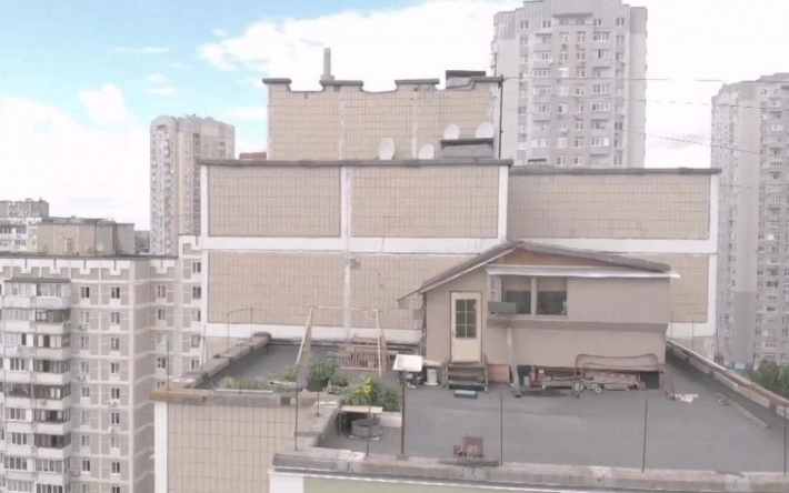 Дача на крыше многоэтажного дома: в Киеве нашли необычную постройку с огородом, фото