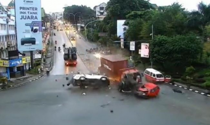 В Индонезии грузовик протаранил десятки авто (видео)