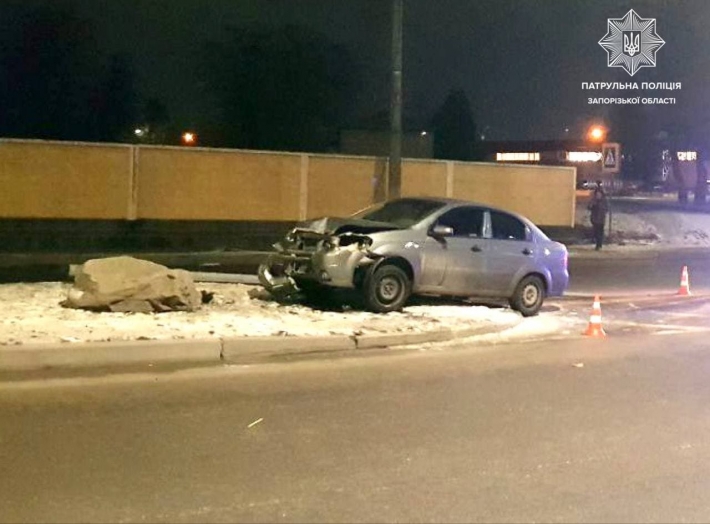 В Запорожье серьезное ДТП - автомобиль врезался в столб (фото)