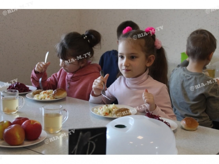 "Заморские" блюда в школьных столовых - чем в Мелитополе теперь детвору кормят (фото, видео)