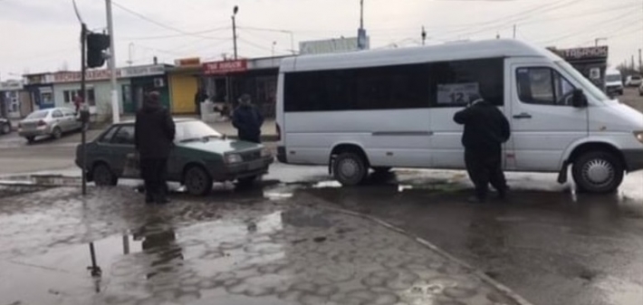 В Мелитополе возле рынка не разминулись маршрутка и ВАЗ (фото)