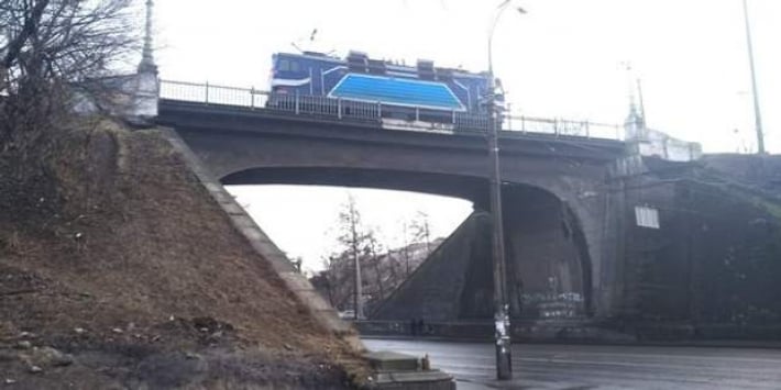 В Киеве под ногами прохожих разваливается мост: видео