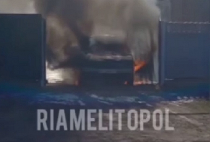 В Мелитополе во дворе частного дома сгорела машина - очевидцы слышали хлопки (видео)