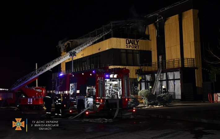 В Николаеве полсотни спасателей тушили пожар в ресторане (видео)