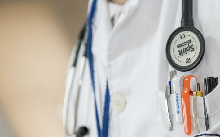 Медиков переводят на ставки вместо повышения зарплат: в Минздраве объяснили, что делать