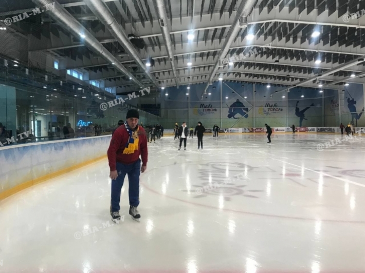 В Мелитополе на ледовой арене дефицит коньков, многие уже сломаны – что говорит администрация (видео, фото)