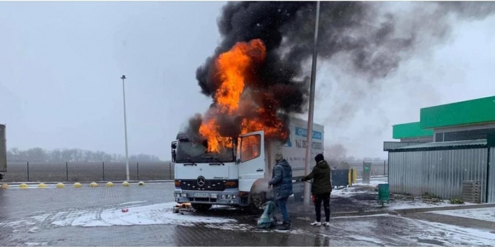 В Мелитополе на заправке вспыхнул грузовик (фото, видео)