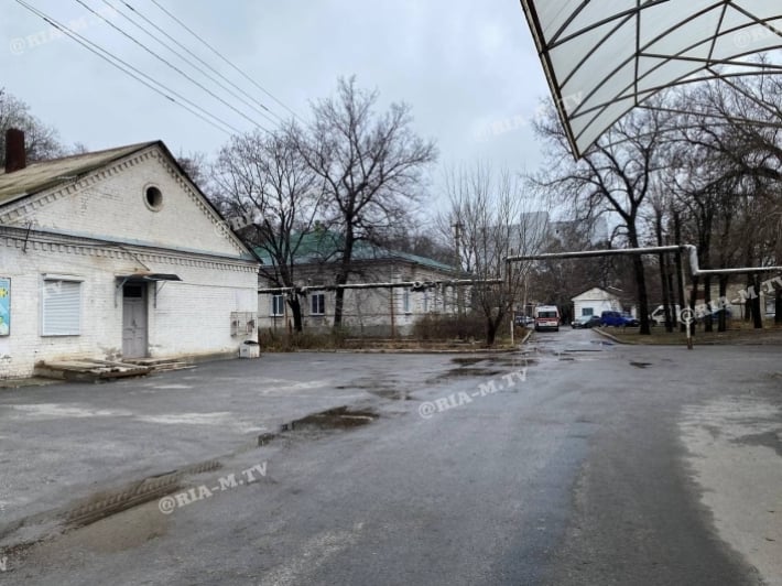 Из-за закрытия больницы в центре Мелитополя аптеки продают за бесценок (фото)