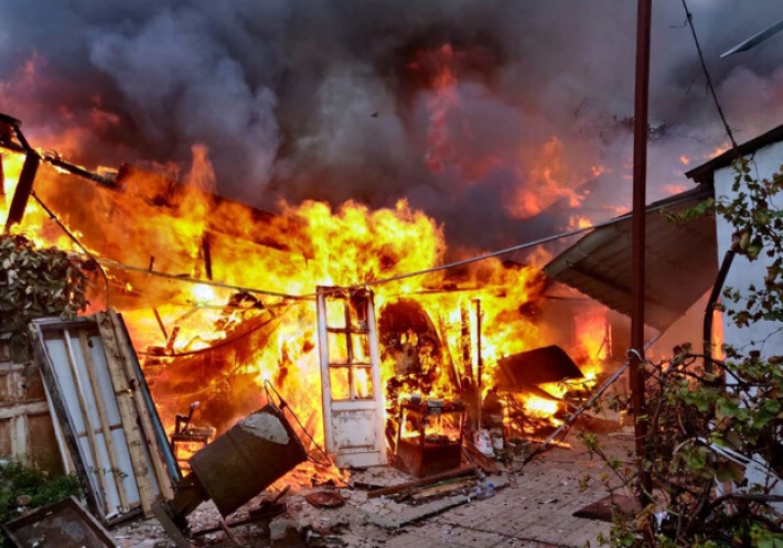 В Запорожской области пожар уничтожил дом многодетной семьи (фото, видео)