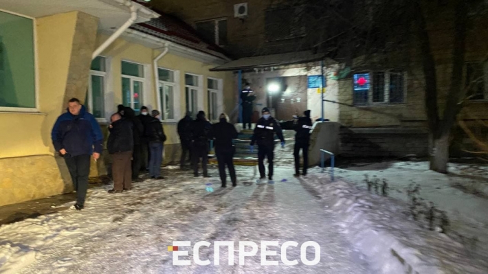 В Киеве на крыльце больницы застрелился мужчина: подробности, фото и видео