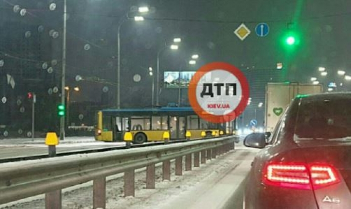 В Киеве из-за ЧП с троллейбусом остановилось движение транспорта: фото