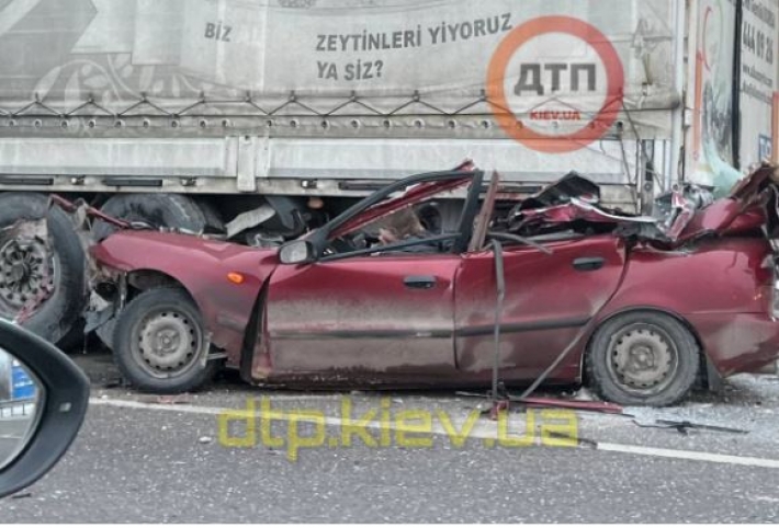Без шансов на спасение: под Киевом в жутком ДТП с фурой погибли три человека, фото