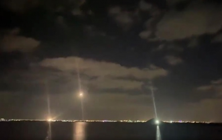 Столицу ОАЭ обстреляли ракетами (фото, видео)
