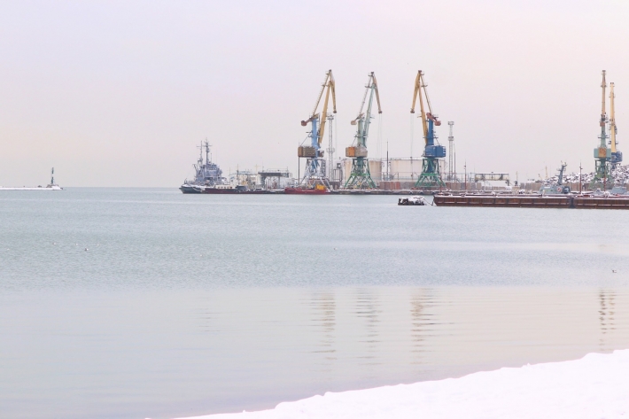 В Бердянском порту ограничили грузовые операции из-за снегопада