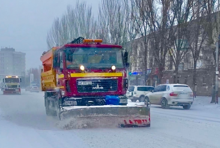 Стало известно, когда снегопад в Мелитополе закончится - водителей просят не мешать спецтехнике (видео, фото)
