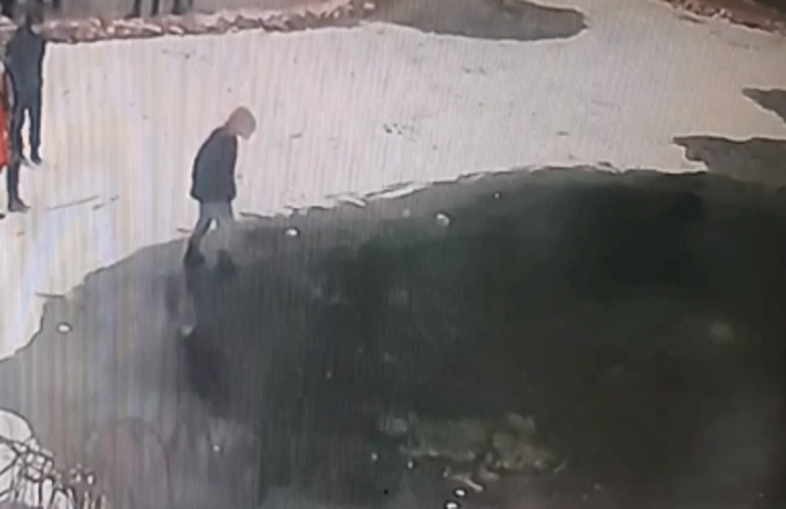 В Мелитополе подростки испытали на прочность лед в пруду и провалились (видео)