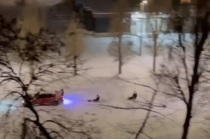В Мелитополе ночью устроили опасный заезд по снегу (видео)
