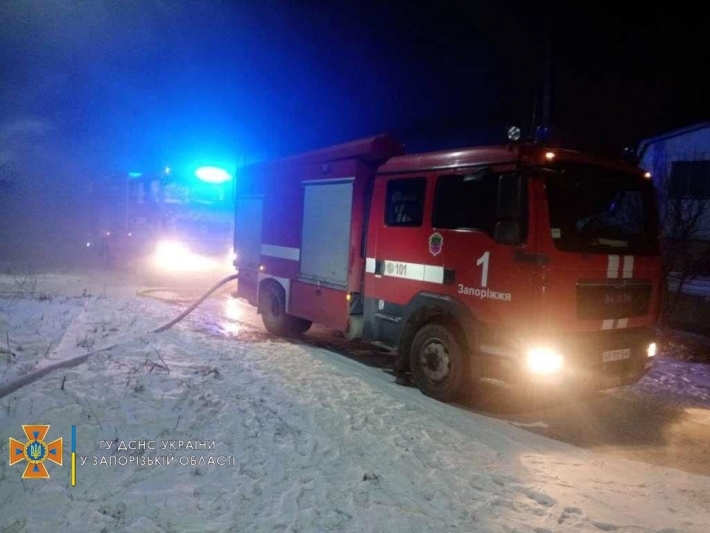 В Запорожье тушили масштабный пожар на территории частного дома