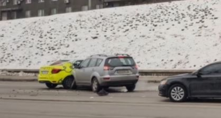 В Киеве авто слетело с заезда у моста: видео серьезного ДТП
