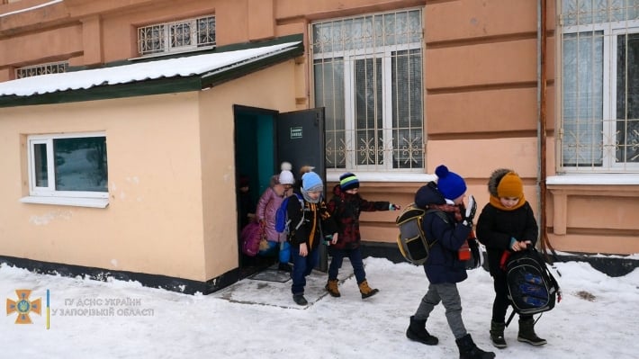 В Запорожье учат детей эвакуироваться из школ (фото)