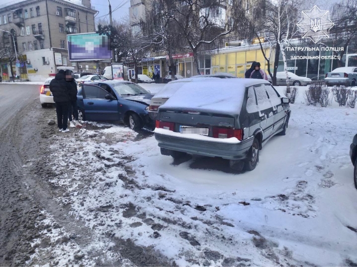 В Запорожье водитель “ЗАЗа” врезался в припаркованные автомобили