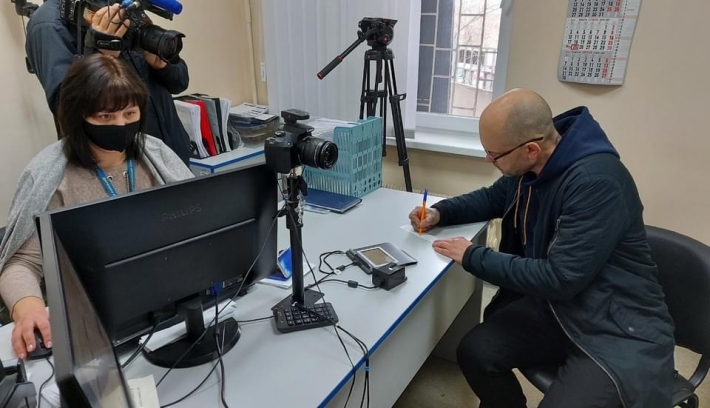 В Запорожье выдали украинский паспорт участнику АТО - гражданину РФ