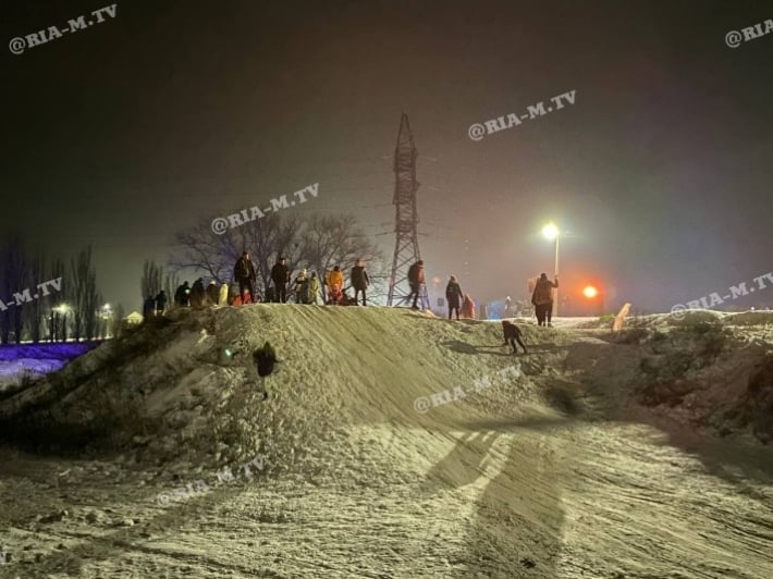 В Мелитополе власть организовала зимние развлечения под светомузыку (фото, видео)