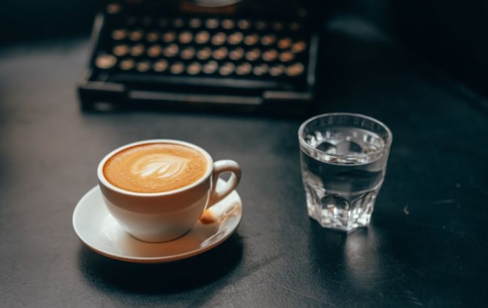 К чашке кофе подают стакан воды: для чего и почему это очень важно
