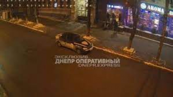 В Днепре на заправке дубинкой избили киевлянина и побили его машину